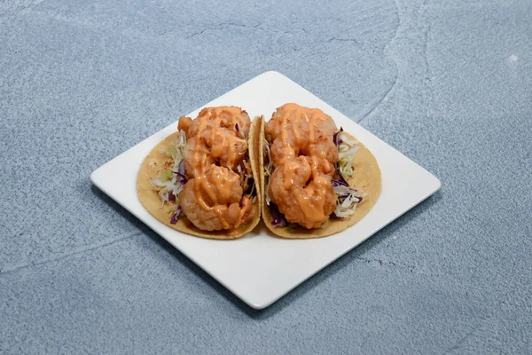Bir tabak lezzetli bira Baja usulü karidesli taco..
