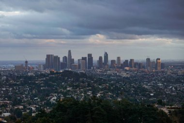 Soğuk bir kış gününde Los Angeles şehir merkezinde yağmur bulutları dolaşıyor..