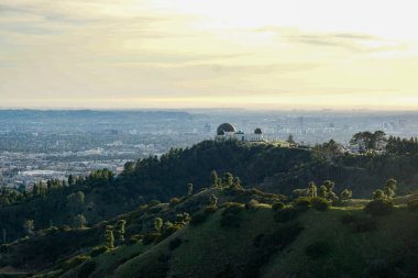 Griffith Gözlemevi, Los Angeles, Kaliforniya 'da güneş batmaya başlarken bir tepenin üzerinde duruyor.