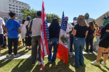 Protestocu ve ineği. Krallar Yok Protesto, Los Angeles, Gloria Molina Grand Park, 18 Ekim.