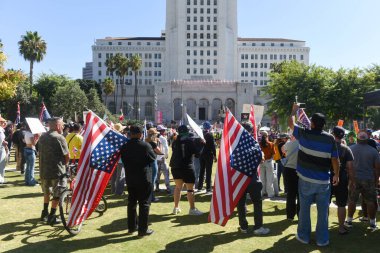 Los Angeles Belediye Binası önünde kralsız bir grup protestocu. Krallar Yok Protesto, Los Angeles, Gloria Molina Grand Park, 18 Ekim. 