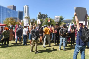 Los Angeles şehir merkezi siluetine karşı bir grup protestocu. Krallar Yok Protesto, Los Angeles, Gloria Molina Grand Park, 18 Ekim.