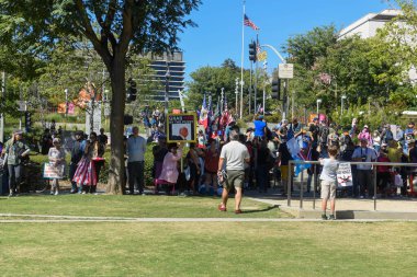 Protestocu kuyruğu. Krallar Yok Protesto, Los Angeles, Gloria Molina Grand Park, 18 Ekim.
