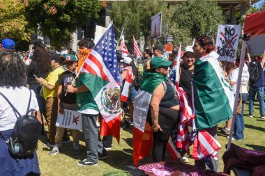Amerikan ve Meksika bayrakları sergileyen bir protestocu. Krallar Yok Protesto, Los Angeles, Gloria Molina Grand Park, 18 Ekim.