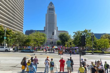 Krallar yok protestocular belediye binasının önünde toplanmaz Krallar yok protestosu, Los Angeles, Gloria Molina Grand Park, 18 Ekim.