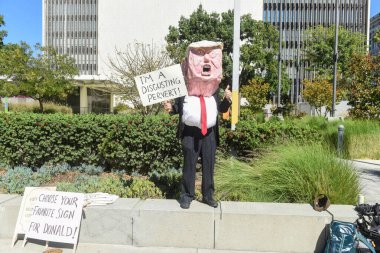 Trump Kostümlü Protestocu, Kralsız Protesto, Los Angeles, Gloria Molina Grand Park, 18 Ekim.