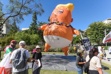 Bebek Trump balonu önünde protestocular, Kralsız Protesto, Los Angeles, Gloria Molina Grand Park, 18 Ekim.