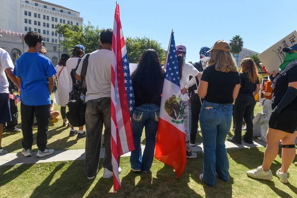 Protestocu ve ineği. Krallar Yok Protesto, Los Angeles, Gloria Molina Grand Park, 18 Ekim.