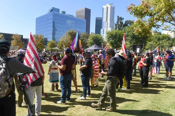Bayraklı bir grup protestocu. Krallar Yok Protesto, Los Angeles, Gloria Molina Grand Park, 18 Ekim.