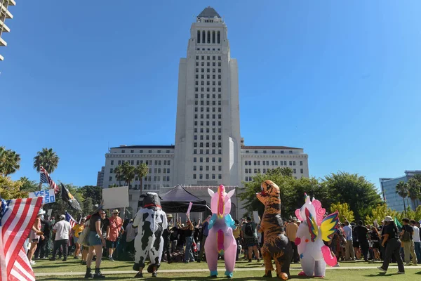 Bir grup kostümlü protestocu belediye binasının önünde duruyor. Krallar Yok Protesto, Los Angeles, Gloria Molina Grand Park, 18 Ekim.