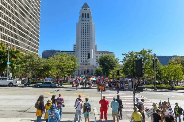 Krallar yok protestocular belediye binasının önünde toplanmaz Krallar yok protestosu, Los Angeles, Gloria Molina Grand Park, 18 Ekim.
