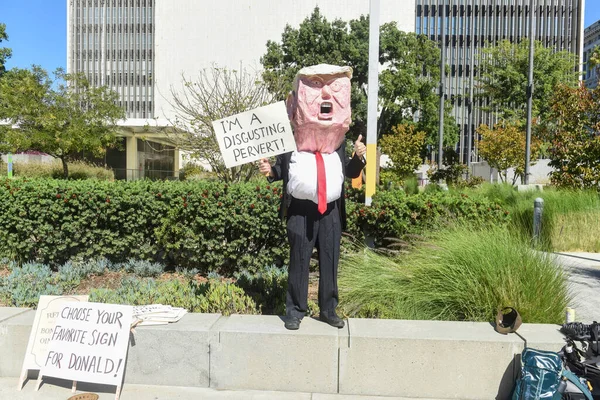 Trump Kostümlü Protestocu, Kralsız Protesto, Los Angeles, Gloria Molina Grand Park, 18 Ekim.