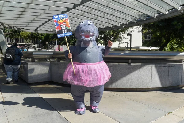 18 Ekim 'de Los Angeles' taki No Kings Protestosu 'nda hipopotam kostümü giymiş protestocu Gloria Molina Grand Park.