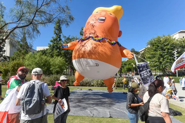 Bebek Trump balonu önünde protestocular, Kralsız Protesto, Los Angeles, Gloria Molina Grand Park, 18 Ekim.