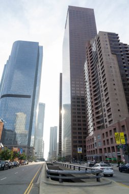 Aşağıdaki sokağa ve Los Angeles 'ın merkezindeki Bunker Hill' deki Grand Ave boyunca uzanan binalara bakıyorum..