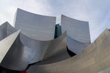 Los Angeles şehir merkezindeki Iconic Disney Music Hall 'un sivri ve karmaşık mimarisinin yakın çekimi..