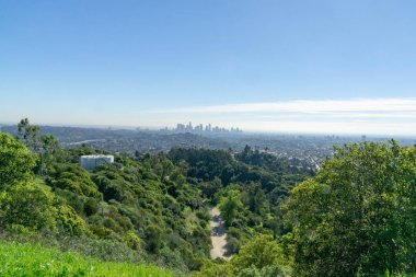 Los Angeles şehir merkezinin manzarası toprak yolun çok ötesinde Griffith Park 'tan alınan görüntülerin altında..