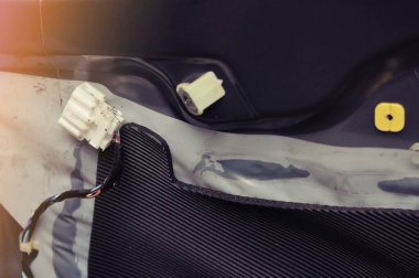 Otomobil tamirhanesinde arabanın motorunu tamir ediyorum. Üniformalı tamirciler otomobil servisinde çalışırken araba tamir ediyorlar