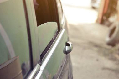Otomobil tamirhanesinde arabanın motorunu tamir ediyorum. Üniformalı tamirciler otomobil servisinde çalışırken araba tamir ediyorlar