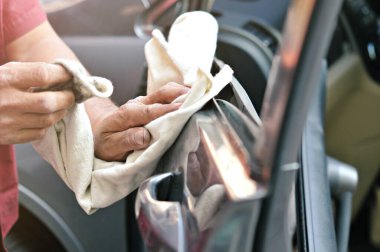 Otomobil tamirhanesinde arabanın motorunu tamir ediyorum. Üniformalı tamirciler otomobil servisinde çalışırken araba tamir ediyorlar