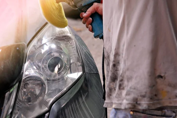 Gran Limpieza Faros Coche Con Máquina Amortiguación Energía Estación Servicio — Foto de Stock