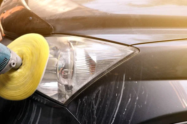 Gran Limpieza Faros Coche Con Máquina Amortiguación Energía Estación Servicio — Foto de Stock