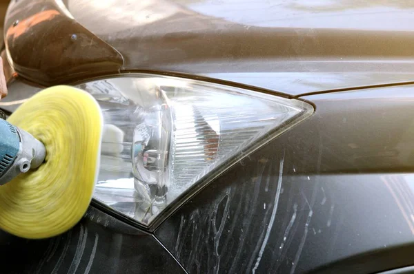 Limpeza Farol Grande Carro Com Máquina Tampão Energia Estação Serviço — Fotografia de Stock