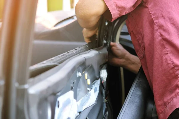 Fixing Door Car Engine Automobile Repair Garage Mechanics Uniform Repairing — Stock Photo, Image