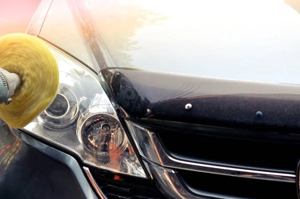 Gran Limpieza Faros Coche Con Máquina Amortiguación Energía Estación Servicio Imagen De Stock