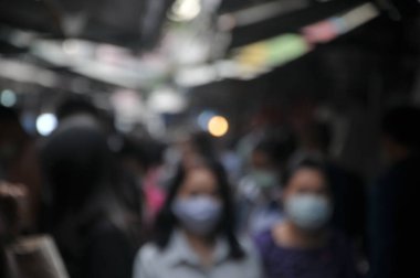 Bulanık insanlar koruyucu maskeler takıyor. Virüs salgını sırasında Coronavirus 'u, Covid-19 virüsünü ve PM2.5 hava kirliliği krizini önlüyor..