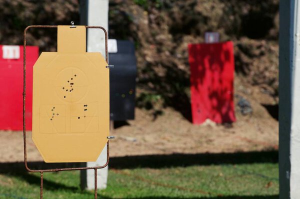 Цель тренировка на открытой стрельбище. цель из бумаги и листовой стали