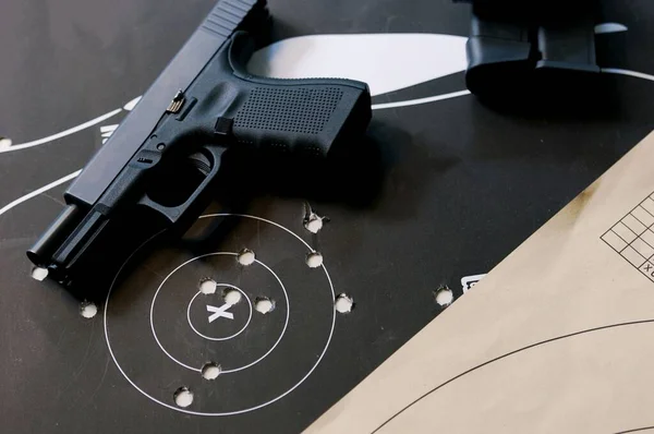 Hedef, amaç ve planlama konsepti ile hedef belirleme, üst görünüm, bir kurşun hedefi, silah ve kurşun delikleri gibi iyi bir iş hedefi yapabilirsiniz.