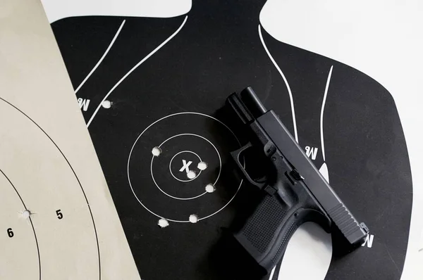 Hedef, amaç ve planlama konsepti ile hedef belirleme, üst görünüm, bir kurşun hedefi, silah ve kurşun delikleri gibi iyi bir iş hedefi yapabilirsiniz.