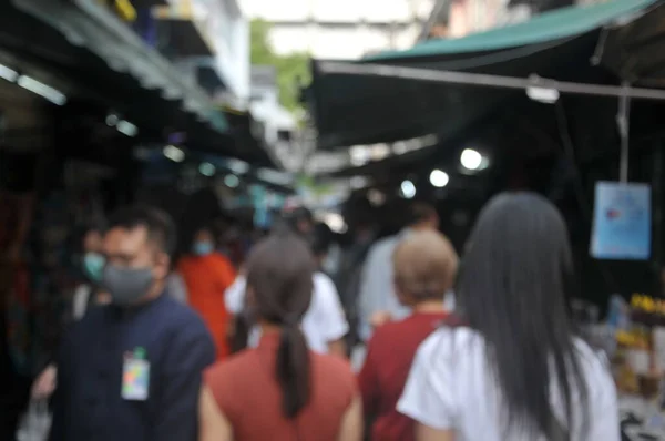 Bulanık insanlar koruyucu maskeler takıyor. Virüs salgını sırasında Coronavirus 'u, Covid-19 virüsünü ve PM2.5 hava kirliliği krizini önlüyor..