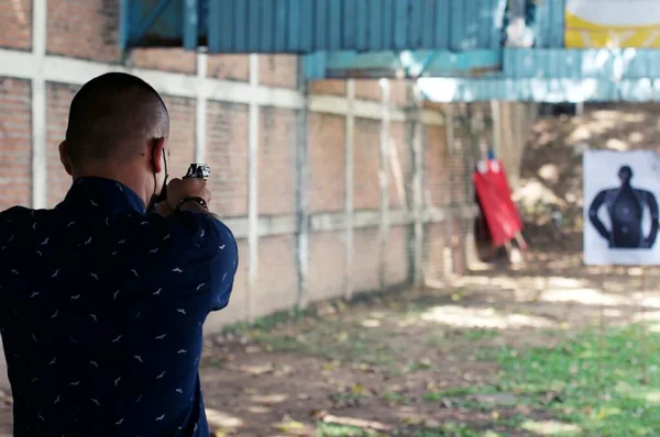 Aplicação Lei Apontar Pistola Por Duas Mãos Gama Tiro Academia Imagem De Stock