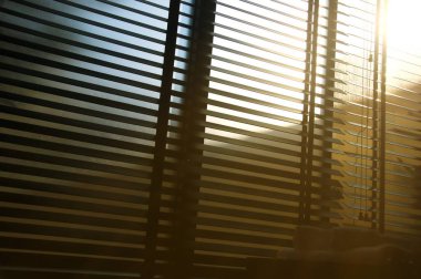 Akşam güneşi, ahşap pencere perdeleri, güneş ışığı ve pencere perdeleri, dekoratif ev konsepti.