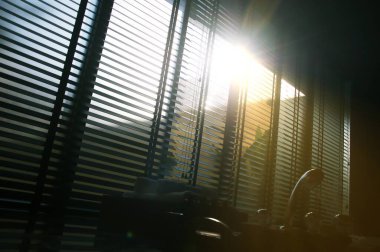 Akşam güneşi, ahşap pencere perdeleri, güneş ışığı ve pencere perdeleri, dekoratif ev konsepti.