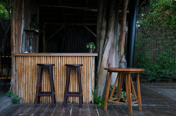 Sahildeki açık bar ve kafe, basit ahşap bar tabureleri açık hava barında dizilmiş..