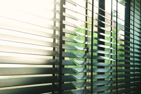 Akşam güneşi, ahşap pencere perdeleri, güneş ışığı ve pencere perdeleri, dekoratif ev konsepti.