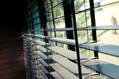 Akşam güneşi, ahşap pencere perdeleri, güneş ışığı ve pencere perdeleri, dekoratif ev konsepti.