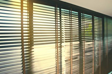 Akşam güneşi, ahşap pencere perdeleri, güneş ışığı ve pencere perdeleri, dekoratif ev konsepti.