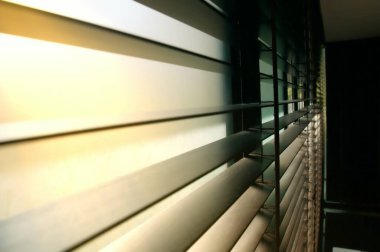 Akşam güneşi, ahşap pencere perdeleri, güneş ışığı ve pencere perdeleri, dekoratif ev konsepti.