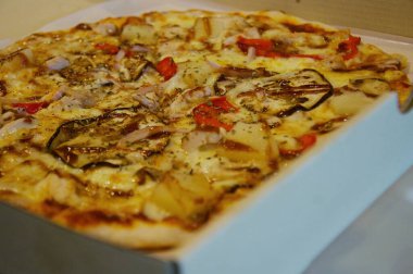 Pizza teslimatı. Karton bir kutuda pişirilmiş ürünler. Napoli restoranında geleneksel ahşap fırında pişirilmiş lezzetli margherita pizzası..