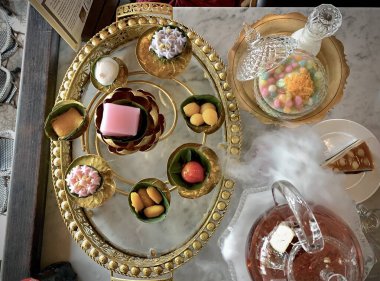 Thai tatlı seti çok katmanlı bir tepsiye yerleştirildi. Birçok çeşit tatlıdan oluşmaktadır..