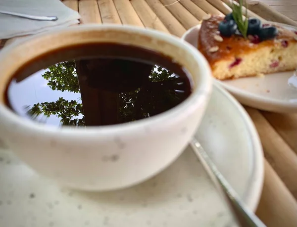 Pastel Con Taza Café Negro Una Mesa Madera Aperitivo Sabroso —  Fotos de Stock