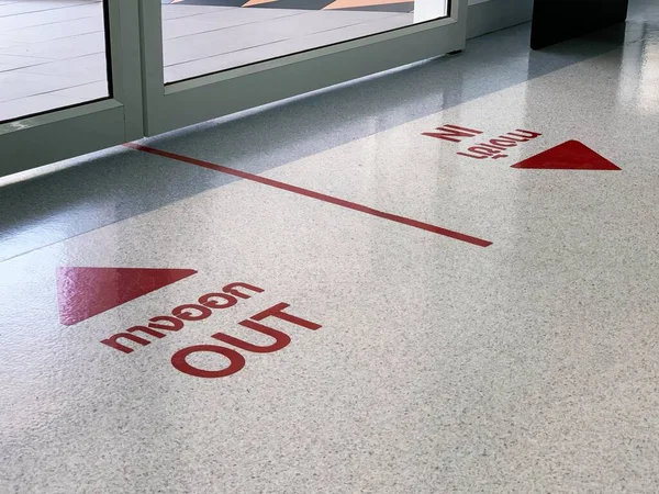 医院自动售货机门口地板上的红色贴纸标志 — 图库照片