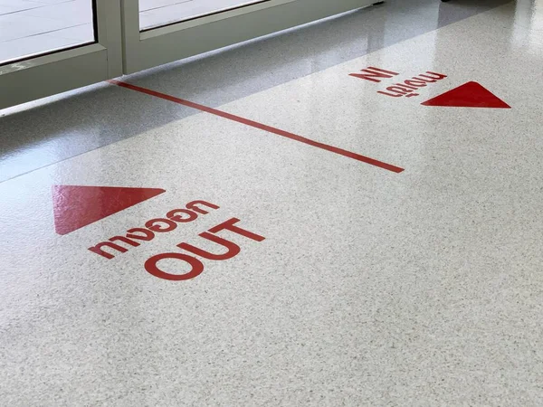 医院自动售货机门口地板上的红色贴纸标志 — 图库照片