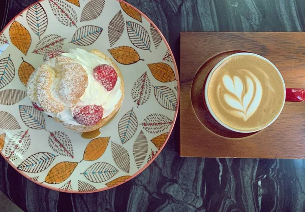 Cierre Una Taza Café Taza Color Rojo Con Arte Latte —  Fotos de Stock