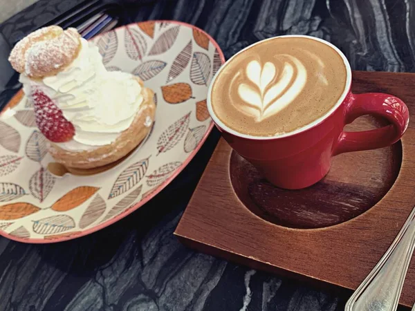 Close Eine Tasse Kaffee Rote Farbe Tasse Mit Heißen Latte — Stockfoto