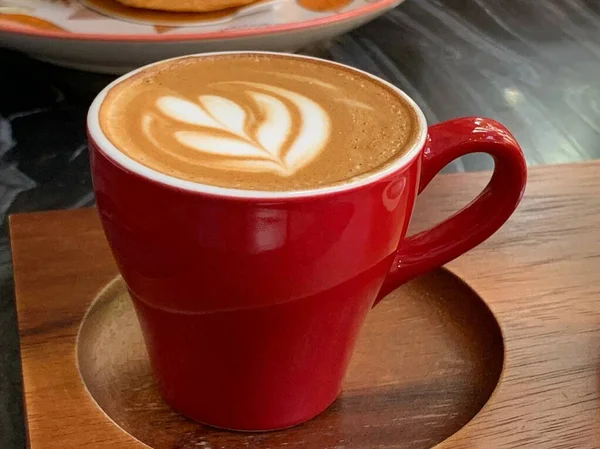 Tasse Latte Art Auf Holztablett Show Von Schönen Schaumstoff Latte — Stockfoto